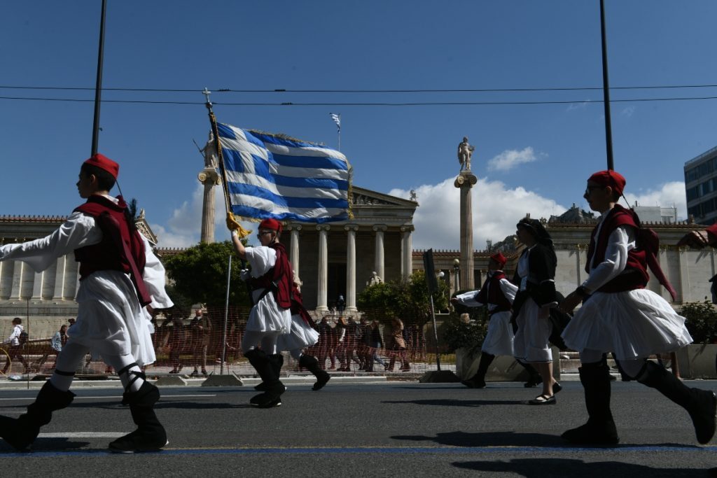 25η Μαρτίου: Παρήλασαν τα νιάτα – Πλημμύρισε το κέντρο της Αθήνας με μικρούς Ευζώνους – Αύριο 