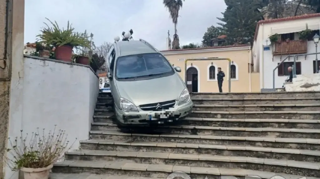 Εικόνες για γέλια και για κλάματα στην Καλαμάτα: 92χρονος οδηγός κατέβηκε σκαλιά με το αυτοκίνητό τ