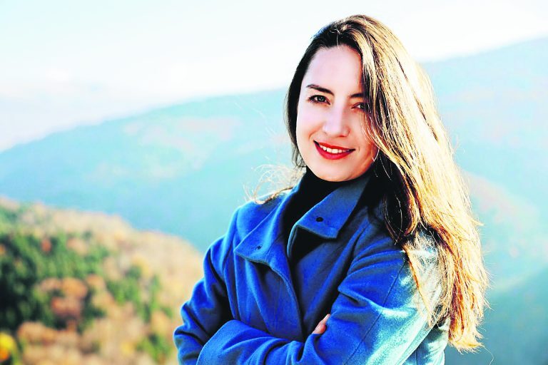 Η Ρουμένα Μπουζάροφσκα σπάει τα καλούπια της πατριαρχίας μιλώντας στον «Ε.Τ.» για το βιβλίο της «Ο ΑΝΤΡΑΣ ΜΟΥ»