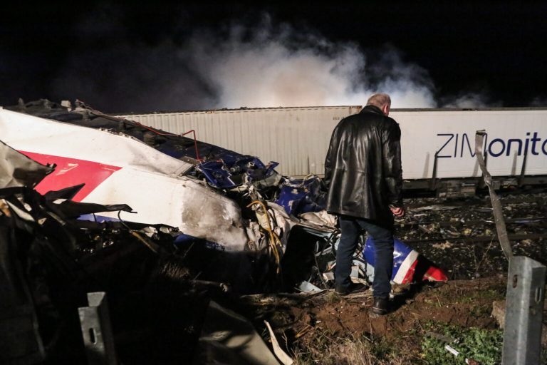 Σύγκρουση τρένων στα Τέμπη: Δείτε live εικόνα από τον τόπο της τραγωδίας