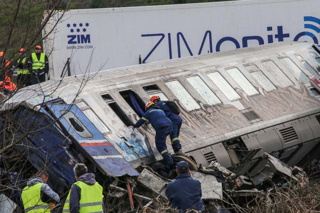 Τέμπη – Αρμάνι Μιλάνο: Η συγκινητική ανάρτηση των Ιταλών – Πόσταραν μία μαύρη καρδιά με