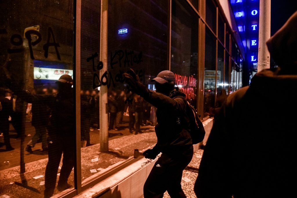 Τραγωδία στα Τέμπη: Διαμαρτυρία & επεισόδια για το πολύνεκρο δυστύχημα στην Αθήνα και στην Πάτρ