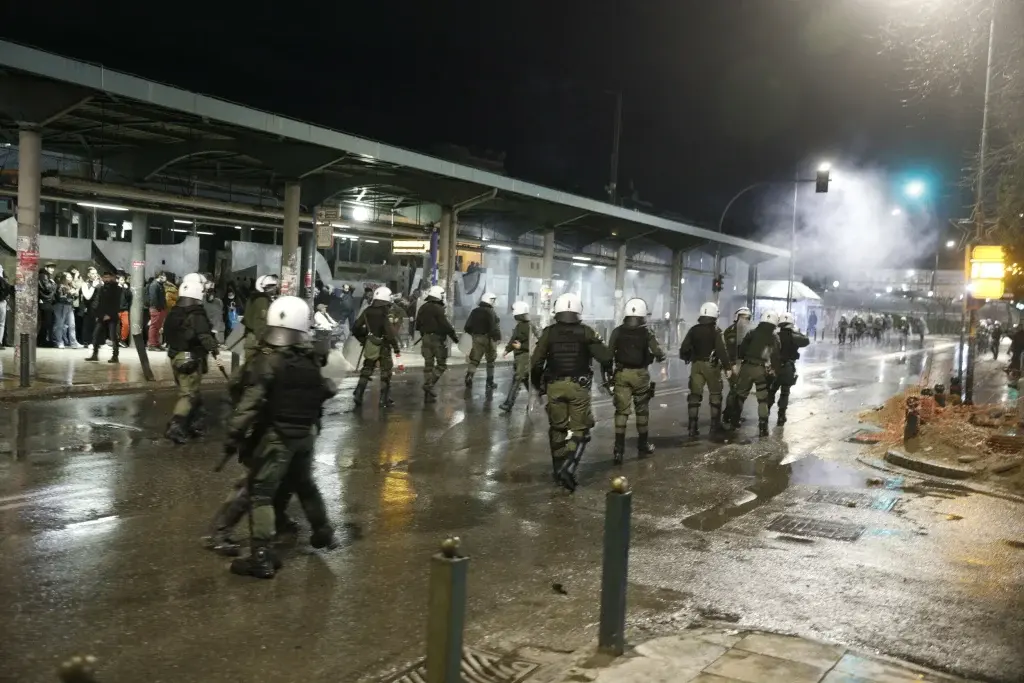 Επεισόδια σε Αθήνα και Θεσσαλονίκη σε πορείες για το δυστύχημα στα Τέμπη