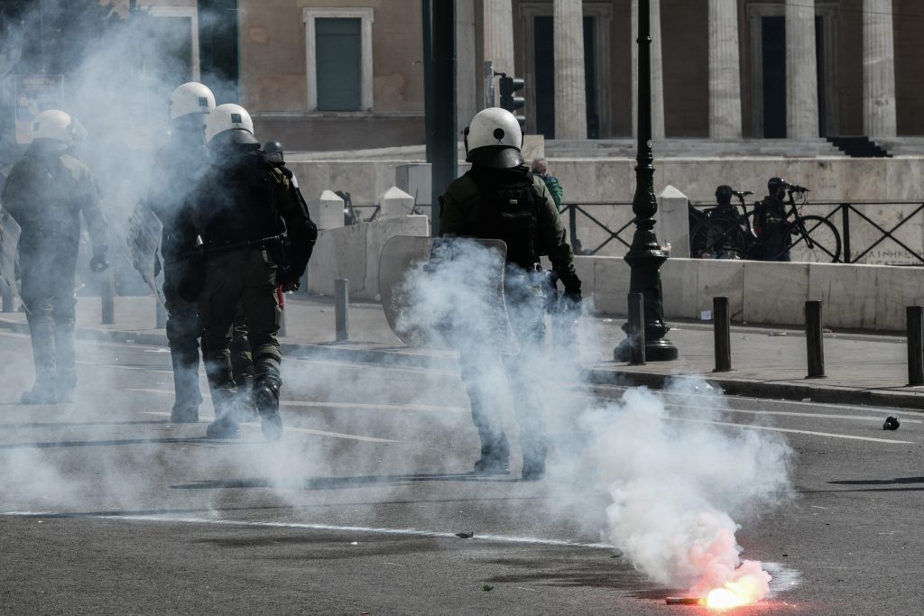 Επεισόδια τώρα στο Σύνταγμα: Μολότοφ και χημικά στη συγκέντρωση για τα Τέμπη [εικόνες & βίντεο]