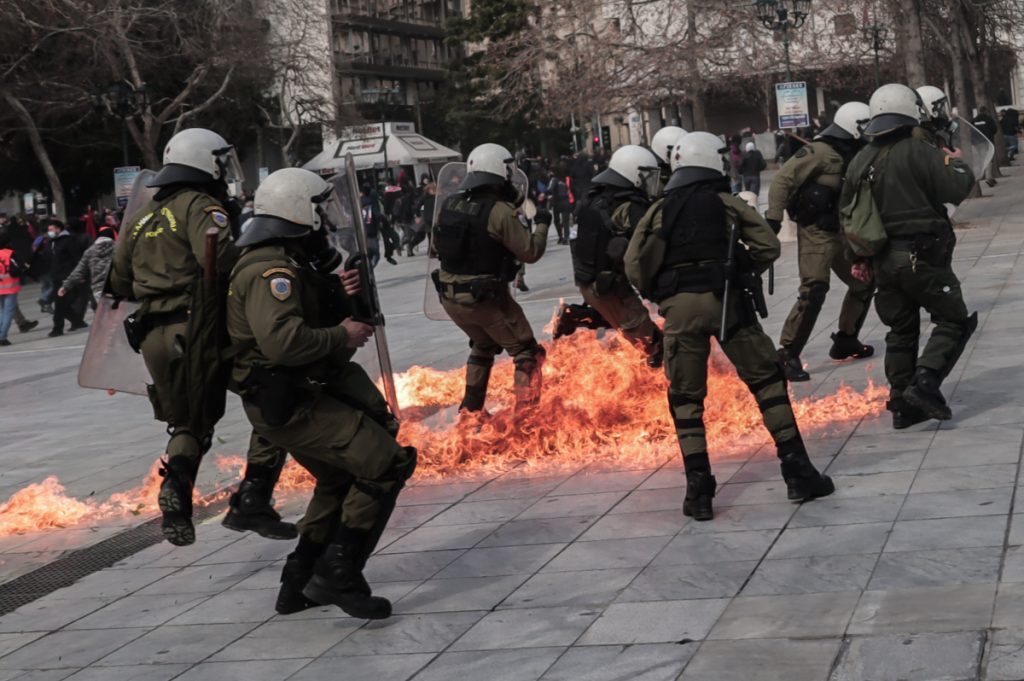 Απεργία για τα Τέμπη: Επεισόδια με μολότοφ στο κέντρο Αθήνας – Δείτε εικόνες & βίντεο