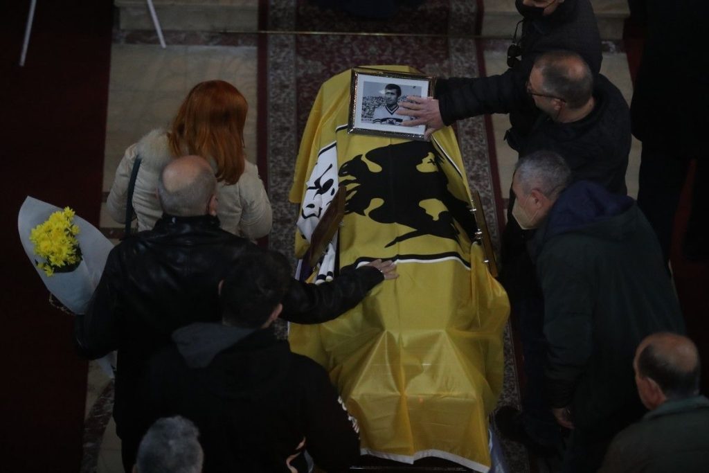 Μίμης Παπαϊωάννου: Ραγίζουν καρδιές στο τελευταίο αντίο – Συγκλονισμένοι Αντωνιάδης, Νεστορίδη