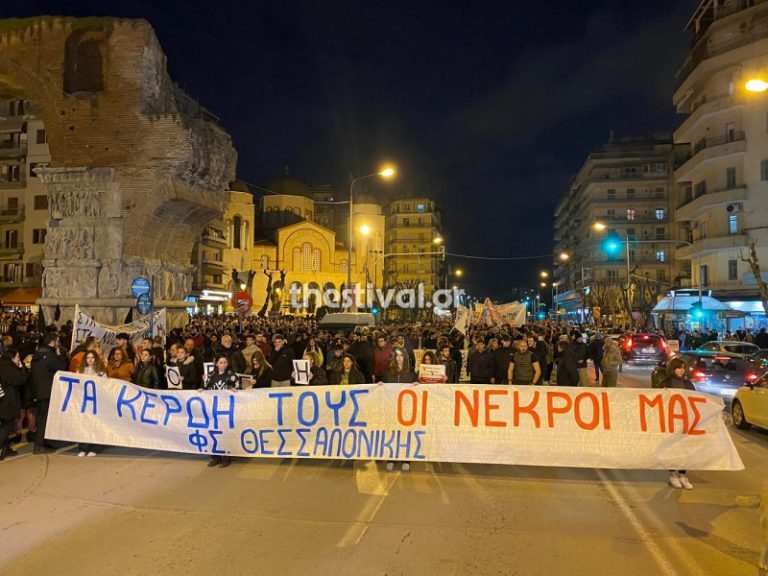 Θεσσαλονίκη: Κουκουλοφόροι πέταξαν πυρσούς σε διμοιρία των ΜΑΤ [βίντεο]