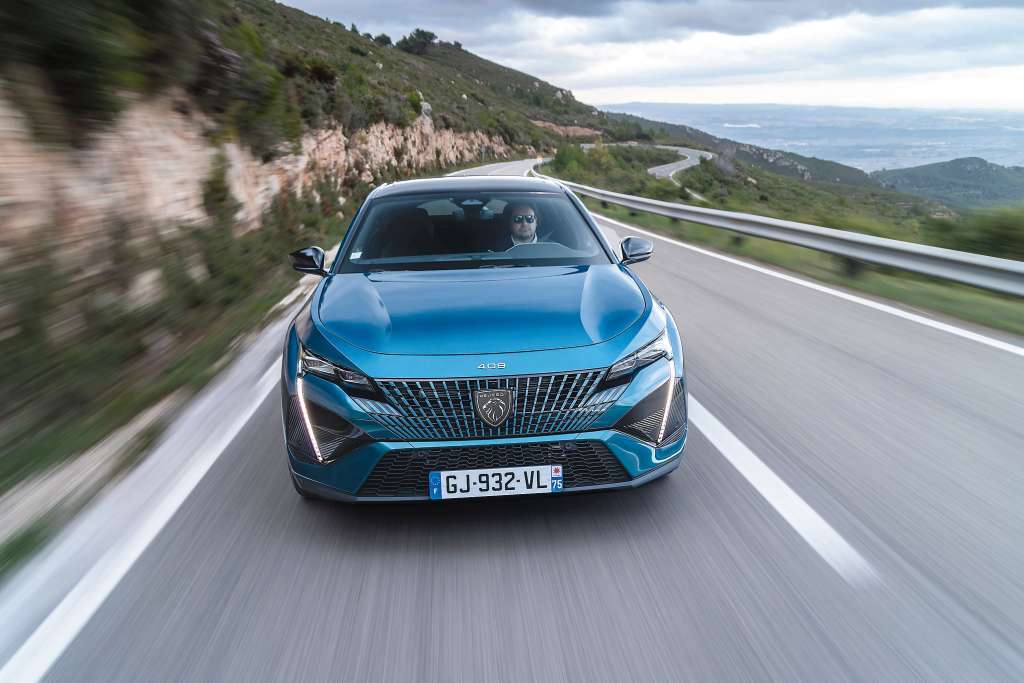 Peugeot 408: Μεταξύ 308 και 3008