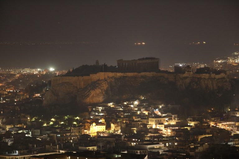 «Ώρα της Γης»: Εστάλη το ηχηρό μήνυμα για την προστασία του πλανήτη – Έσβησαν τα φώτα σε Ακρόπολη και Βουλή