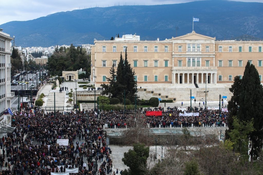 Απεργία 16 Μαρτίου: «Οι ζωές μας μετράνε, δεν θα σας ξεχάσουμε ποτέ» – Χιλιάδες Έλληνες στους 