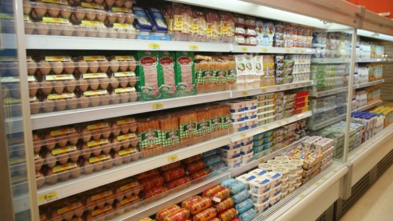 Δύσκολο Πάσχα – Τι ισχύει με το καλάθι του νονού: Είδος πολυτελείας η 6αδα αυγά