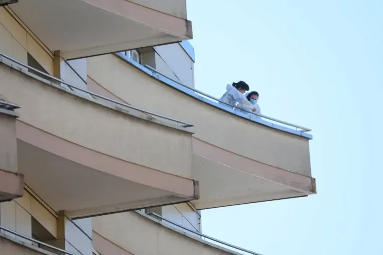 Συνωμοσιολόγος έπεισε τα παιδιά, τον άνδρα και την αδελφή της να αυτοκτονήσουν με πρόσχημα την πανδημία και τον πόλεμο στην Ουκρανία