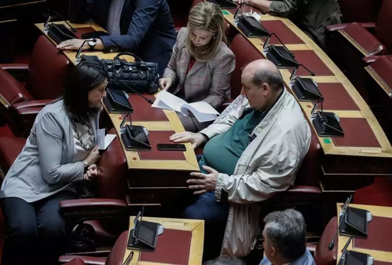 Τέμπη: Σφοδρή κόντρα Φίλη-Κεραμέως – «Πολιτικά τα αίτια της τραγωδίας», «ντροπή σου»