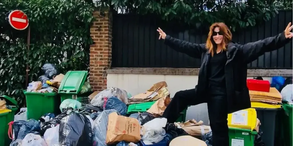 Κάρλα Μπρούνι: Η όλο φαρμάκι φωτογραφία της πάνω σε ένα βουνό από σκουπίδια στο Παρίσι