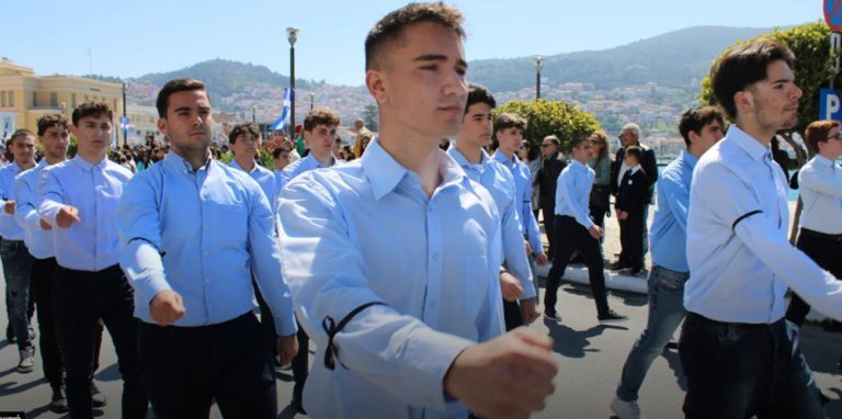 25η Μαρτίου – Σάμος: Παρέλασαν με μαύρα περιβραχιόνια οι μαθητές για την τραγωδία στα Τέμπη