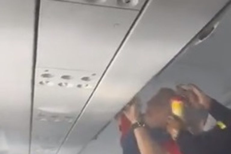 Θρίλερ σε πτήση: Αποσκευή επιβάτη αεροσκάφους πήρε φωτιά – Στο νοσοκομείο 10 άτομα