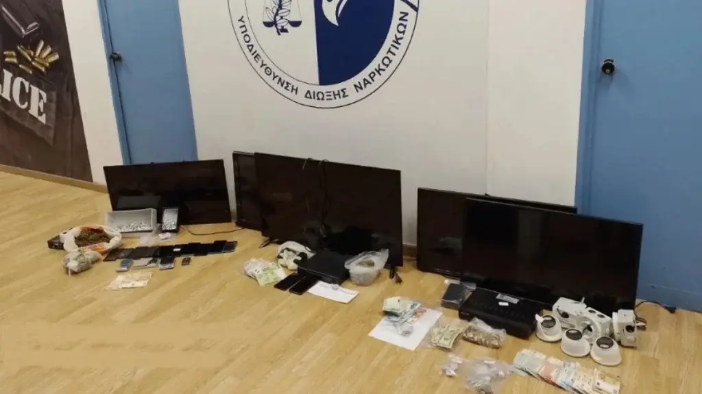 Αγία Βαρβάρα: Δείτε την επιχείρηση της Δίωξης Ναρκωτικών σε σπίτια – Οκτώ οι συλλήψεις