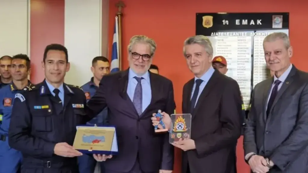 O Τούρκος πρέσβης στο ορμητήριο της ΕΜΑΚ για το «ευχαριστώ» για τη βοήθεια μετά τους σεισμούς
