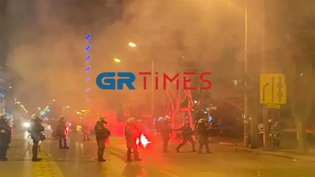 Θεσσαλονίκη: Επεισόδια στην βραδινή πορεία για την τραγωδία στα Τέμπη