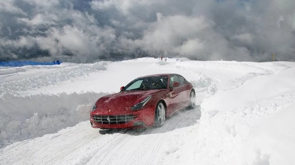 Μια Ferrari Purosangue κάνει σβούρες στο χιόνι: Γιατί όχι;