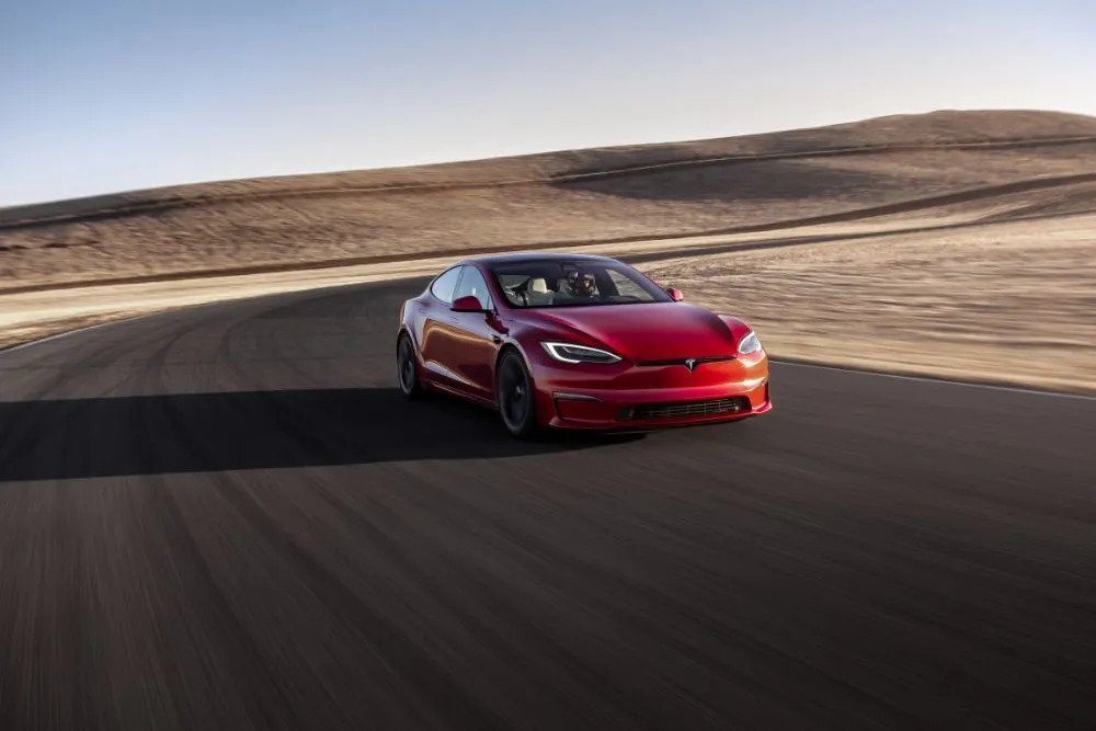 Tesla Model S Plaid στην Autobahn: Σαν videogame χωρίς ήχο