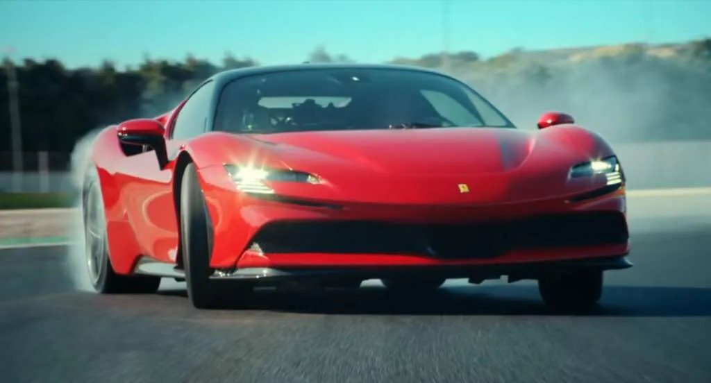 Παιδάκι τριών χρονών κάνει σβούρες με Ferrari SF90
