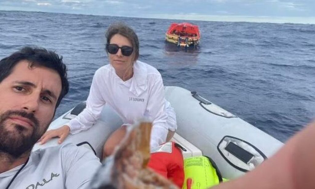 Φάλαινα βύθισε το σκάφος τους – Έμειναν 10 ώρες αβοήθητοι μέσα στον ωκεανό