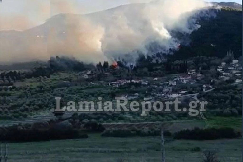 Νύχτα-θρίλερ στην Φθιώτιδα: Μεγάλη φωτιά στην Μενδενίτσα – Πνέουν άνεμοι 6 μποφόρ, πλησιάζει σ