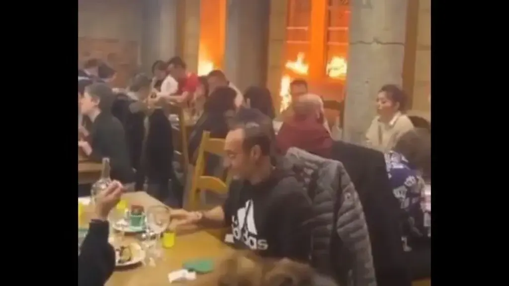 Γαλλία: Η πόλη καιγόταν και αυτοί…τρώγανε αμέριμνοι – Viral το βίντεο από την Λυών