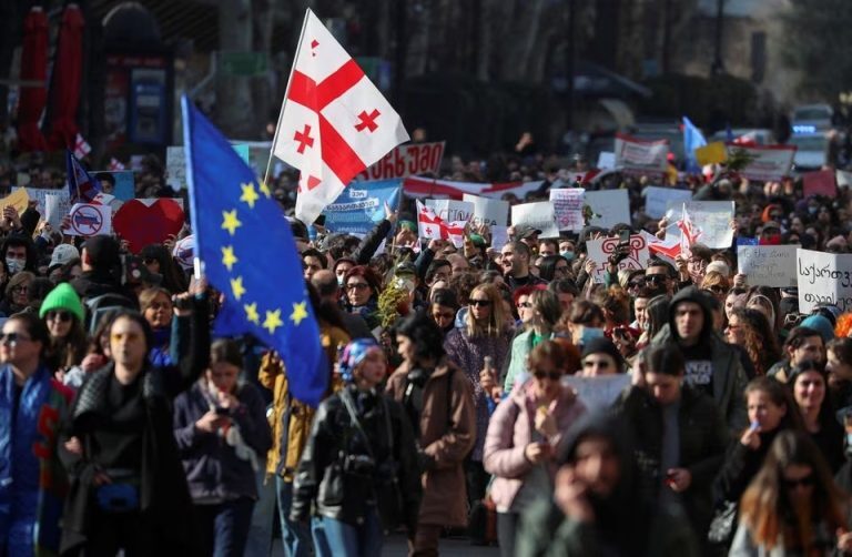 Γεωργία: Αποσύρεται το νομοσχέδιο περί «ξένων πρακτόρων» – Συνεχίζονται οι διαδηλώσεις