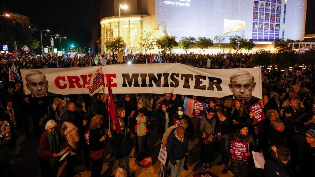 Ισραήλ: Χιλιάδες πολίτες διαδηλώνουν κατά της αποπομπής του υπουργού Άμυνας [Βίντεο]