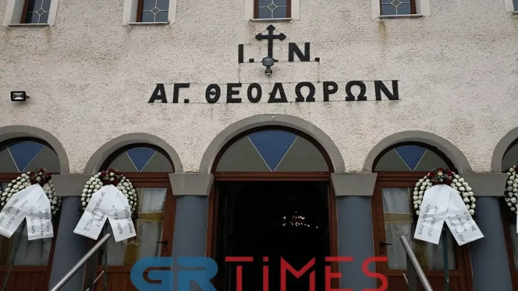 Τέμπη: Κηδεύεται τώρα στην Έδεσσα ο μηχανοδηγός Νίκος Ναλμπάντης – Τραγική φιγούρα ο πατέρας τ