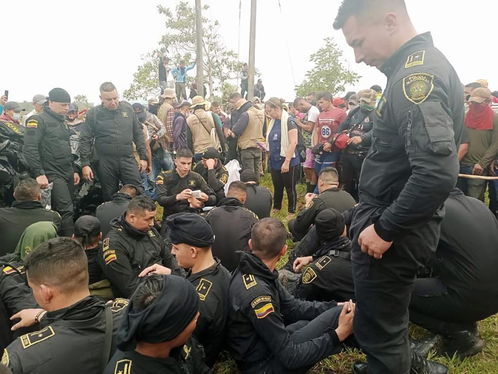 Κολομβία: Διαδήλωση παίρνει βίαιη τροπή – 2 νεκροί και δεκάδες όμηροι, κυρίως αστυνομικοί