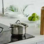 Κεραμική εστία σαν καινούρια σε 3 κινήσεις: Μυστικά για να λάμπει η κουζίνα σας