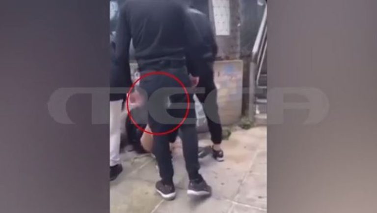Αττική: Σοκαριστικό βίντεο – Άγριος ξυλοδαρμός 15χρονου έξω από το σχολείο του