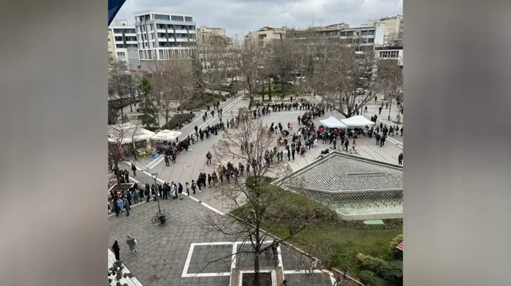 Τέμπη: Ουρές στην κεντρική πλατεία της Λάρισας για την έκτακτη αιμοδοσία