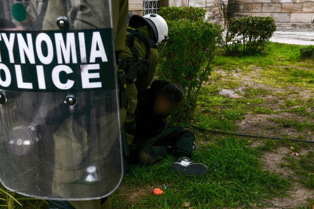 Επίθεση στην έδρα των ΜΑΤ στο Γουδί – Εκτόξευσαν βόμβες μολότοφ