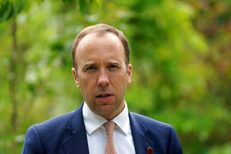 «Τεράστια προδοσία» – Σάλος με τη διαρροή μηνυμάτων πρώην υπουργού Υγείας για την πανδημία