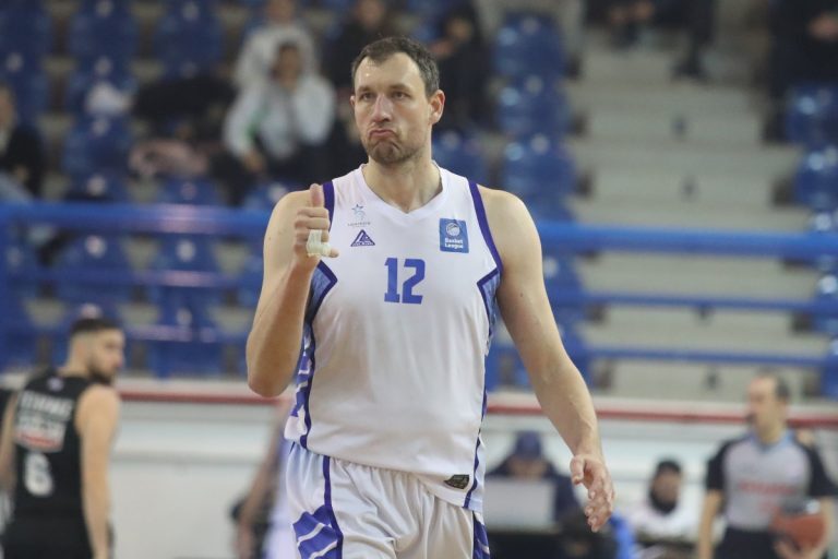 Τέμπη: «Όφειλα σαν άνθρωπος να στηρίξω αυτή την κίνηση» – Η απάντηση του Λουκά Μαυροκεφαλίδη για το πανό