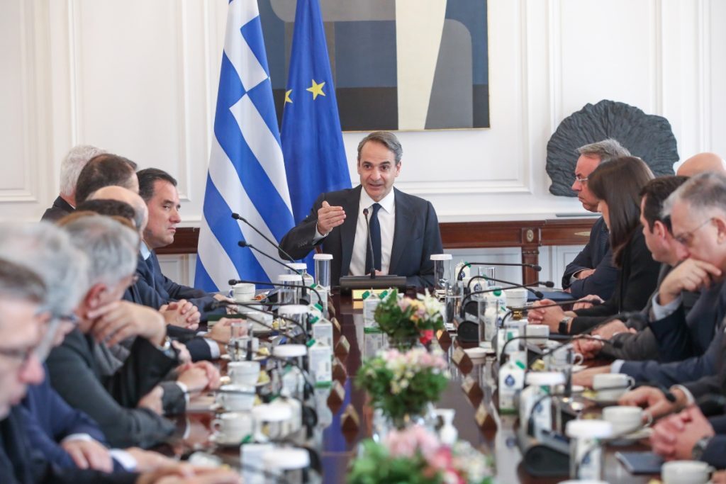 «Ποιος μπορεί να φτιάξει το κράτος» το νέο δίλημμα