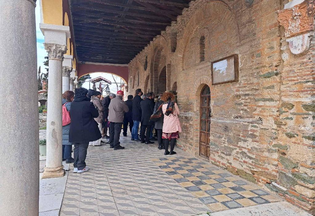 ΑΠΘ: Σε βαρύ κλίμα η επιμνημόσυνη δέηση για τους φοιτητές που έχασαν τη ζωή τους στα Τέμπη