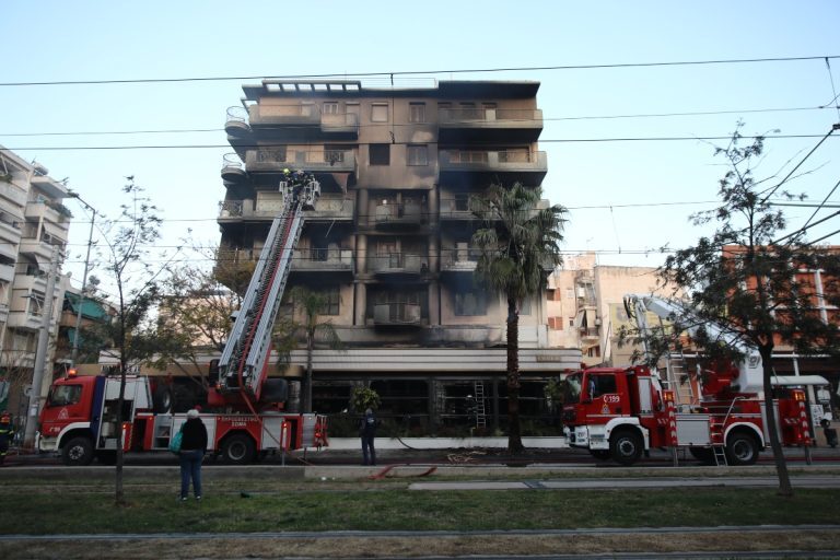 Νέα Σμύρνη: Το Τμήμα Δίωξης Εκβιαστών ερευνά τη φωτιά στο γνωστό εστιατόριο – Πώς έγινε η επίθεση των δραστών [βίντεο]
