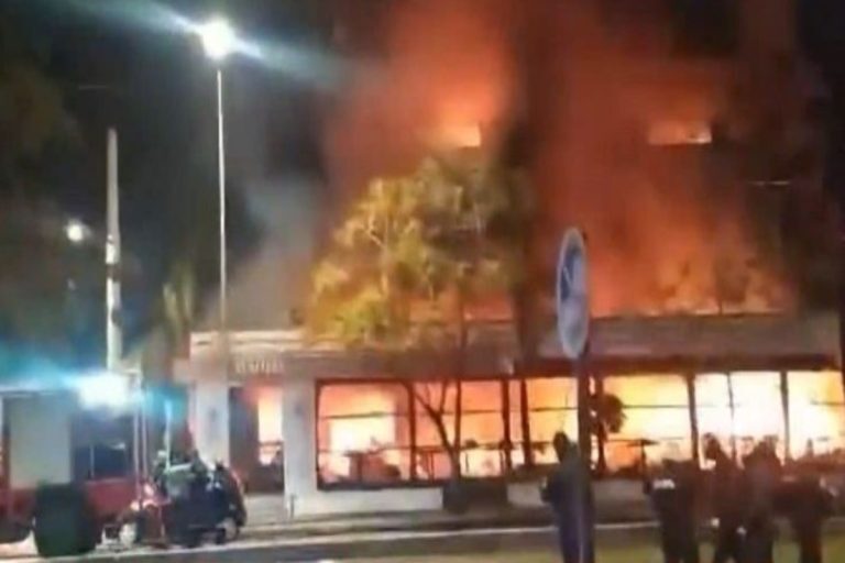 Νέα Σμύρνη: Πύρινη κόλαση σε γνωστό εστιατόριο – Το βίντεο ντοκουμέντο και η μαρτυρία για πυροβολισμούς και γκαζάκια [βίντεο]