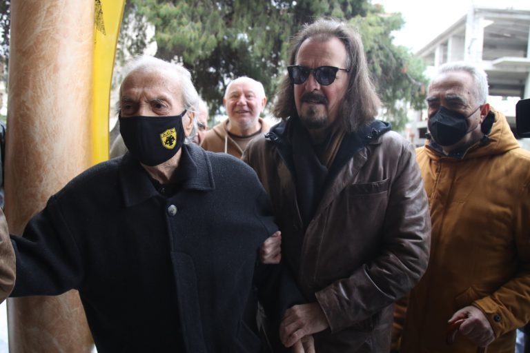 Μίμης Παπαϊωάννου: Συντετριμμένος ο Κώστας Νεστορίδης στο τελευταίο «αντίο» προς τον καλό του φίλο