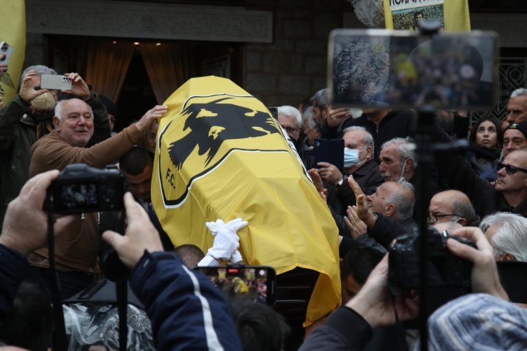 Μίμης Παπαϊωάννου: Ρίγη συγκίνησης στο «αντίο» του θρύλου της ΑΕΚ – Συντετριμμένοι Αντωνιάδης, Νεστορίδης και Δομάζος [βίντεο]