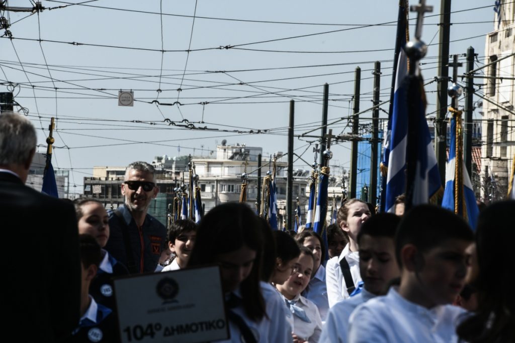 25η Μαρτίου: Σε εξέλιξη η μαθητική παρέλαση – Πού έχει διακοπεί η κυκλοφορία