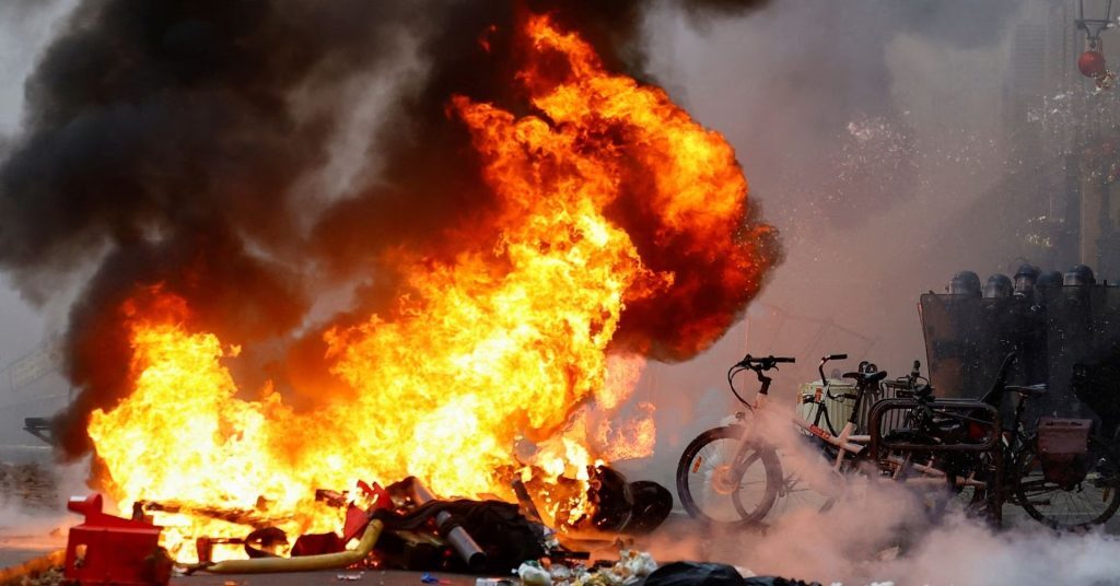Προτάσεις μομφής, διαδηλώσεις και…σκουπίδια: Χάος στη Γαλλία μετά την απόφαση για το συνταξιοδ