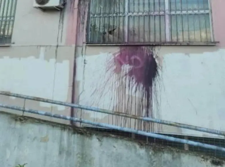 Πάτρα: Επίθεση με πέτρες και μπογιές κατά του κτιρίου της Διεύθυνσης Συγκοινωνιών