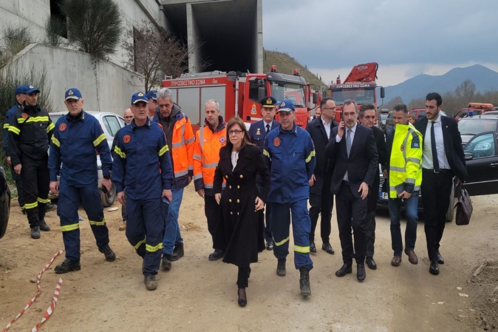 Τέμπη: Στο σημείο της τραγωδίας η Πρόεδρος της Δημοκρατίας Κατερίνα Σακελλαροπούλου