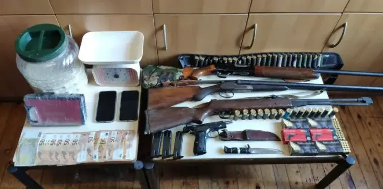 Ρέθυμνο: 36χρονος έκρυβε στο πατρικό του πάνω από ένα κιλό κοκαΐνης και όπλα